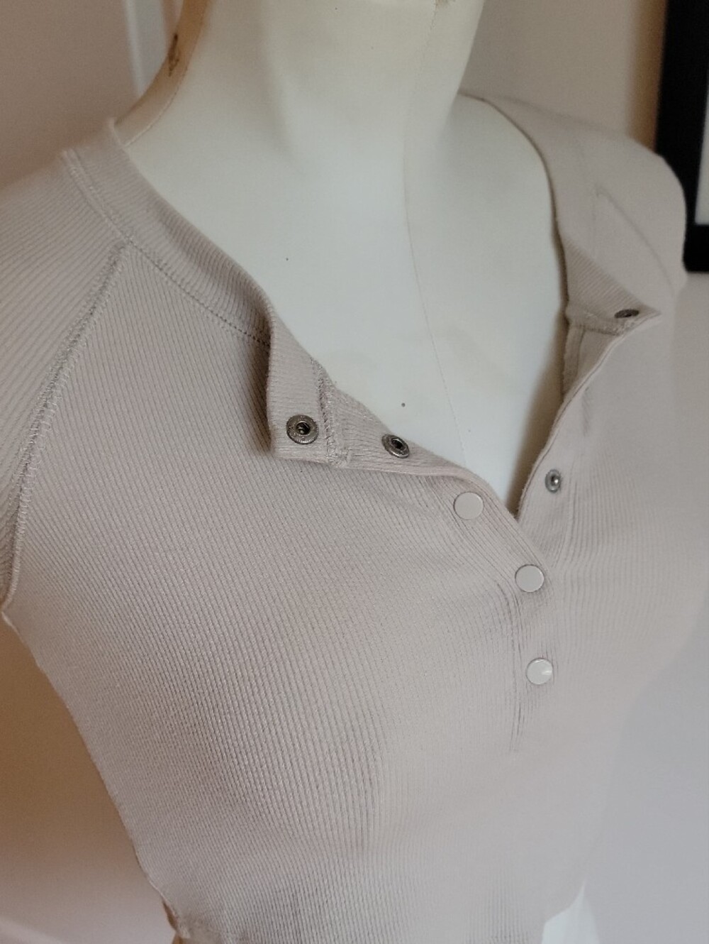 Garage Light Beige Ribbed Snap-Front Crop Top - Picture 4 of 5